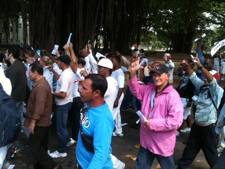 Activistas momentos antes de ser detenidos por la policía cubana