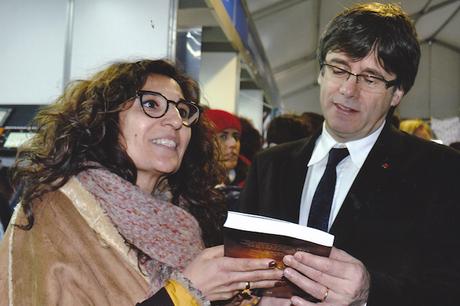 Puigdemont recibe la Biblia de la Reforma