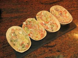 BARQUITAS MEXICANAS RELLENAS DE ENSALADILLA DE SALMÓN AHUMADO