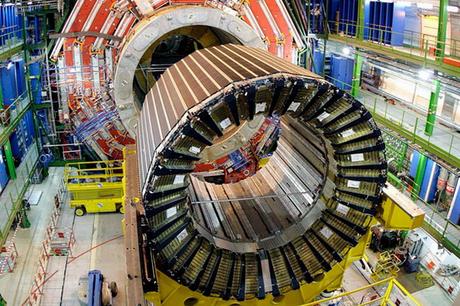 Científico del CERN asegura haber sido ayudado por seres de luz durante una prueba del Colisionador de Hadrones