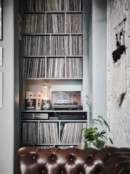 vintage estilo nórdico escandinavo duplex nórdico decoración papel de pared decoración libros discos cds decoración librerias decoración colecciones blog decoración estilo nórdico escandinavo 