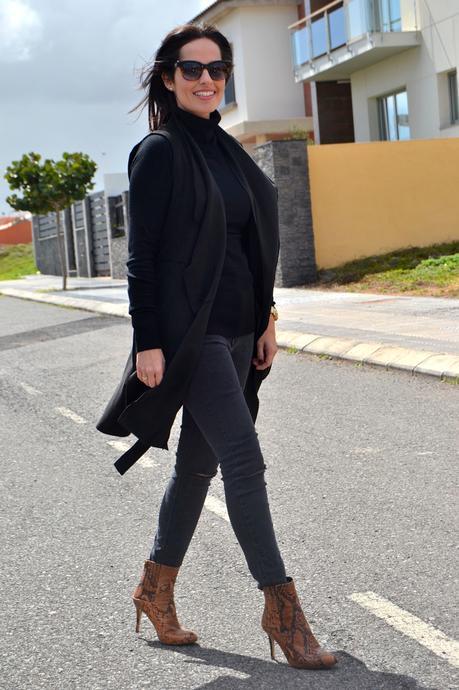 black-outfit-zara-jeans-mango-bag