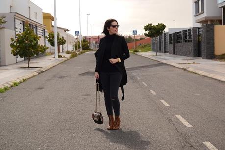 black-outfit-zara-booties-suede-vest-mango-bag