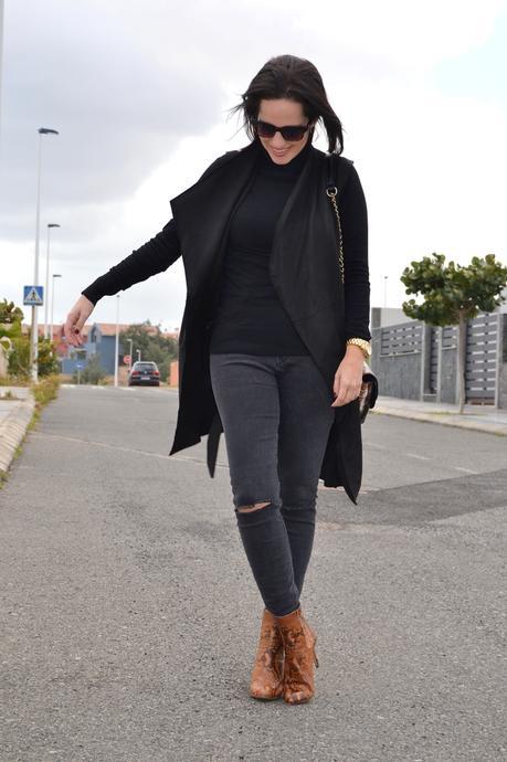 street-style-total-black-outfit-zara-booties