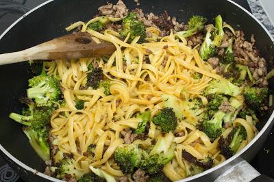 Tagliatelle con brócoli y carne picada sin gluten