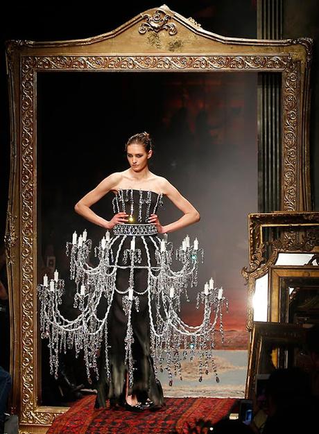 La pasarela se incendia al paso de Moschino.