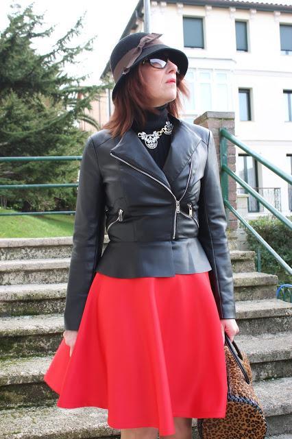 MIS LOOKS - FALDA ROJA Y COLLAR DE DRESSLINK MIS LOOKS - FALDA ROJA Y COLLAR DE DRESSLINK