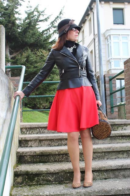 MIS LOOKS - FALDA ROJA Y COLLAR DE DRESSLINK MIS LOOKS - FALDA ROJA Y COLLAR DE DRESSLINK