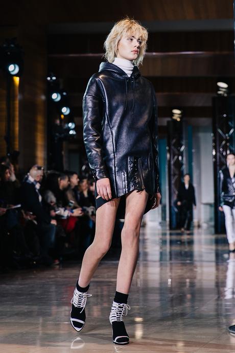 Paris_Fashion_Week-PFW-Anthony_Vaccarello_Fall_2016-Runway-3