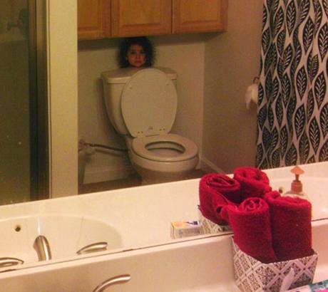 Niños escondiendose