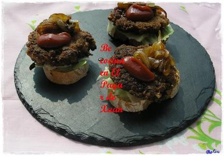 Mini filetes rusos con cebolla confiada