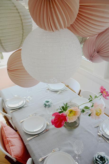 2 mesas para decorar de forma original y sobre todo FÁCIL con pompones de seda