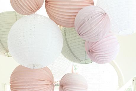 2 mesas para decorar de forma original y sobre todo FÁCIL con pompones de seda