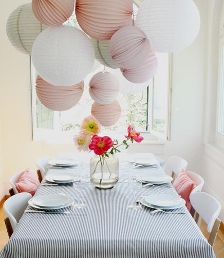 2 mesas para decorar de forma original y sobre todo FÁCIL con pompones de seda