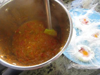 Huevos poché con piperrada