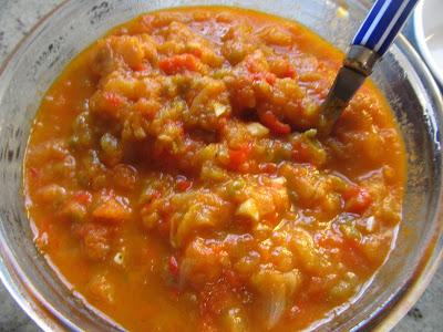 Huevos poché con piperrada