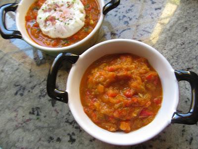 Huevos poché con piperrada
