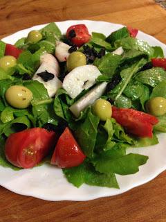 Ensalada verde con ajos negros