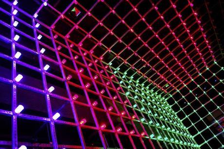 Una Discoteca donde nuestros pasos de baile también le ponen ritmo a las luces