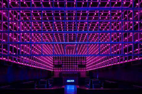 Una Discoteca donde nuestros pasos de baile también le ponen ritmo a las luces