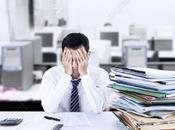 ejecutivo agobiado frente problemas