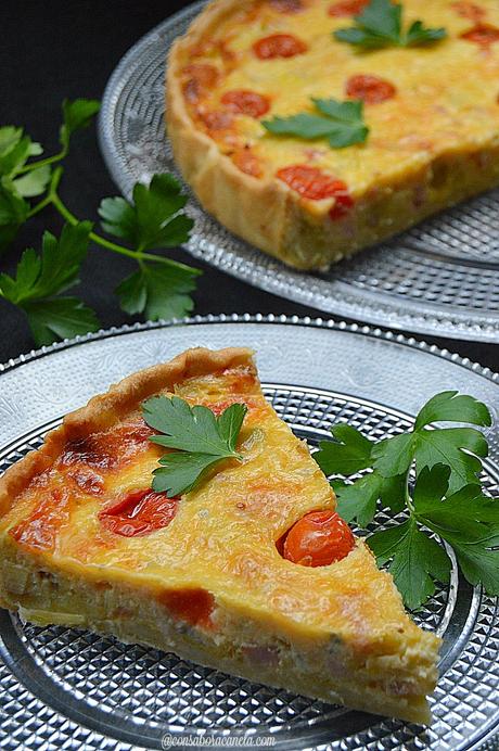 Quiché dos quesos, puerros y bacon