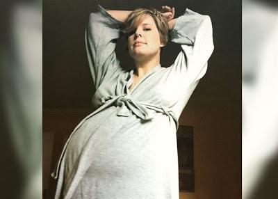 Tania Llasera muestra su 'barriguita post parto'