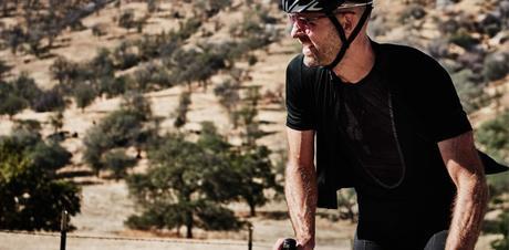 Después de 12 años de su lanzamiento, Rapha actualiza su maillot Classic con muy interesantes características