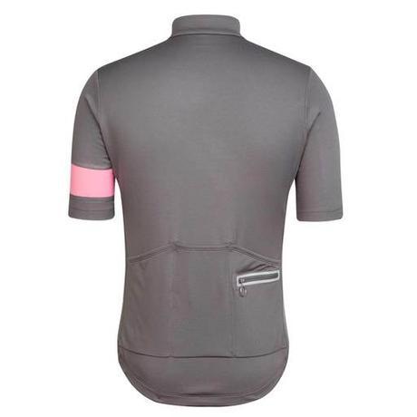 Después de 12 años de su lanzamiento, Rapha actualiza su maillot Classic con muy interesantes características Después de 12 años de su lanzamiento, Rapha actualiza su maillot Classic con muy interesantes características