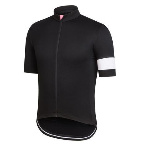 Después de 12 años de su lanzamiento, Rapha actualiza su maillot Classic con muy interesantes características