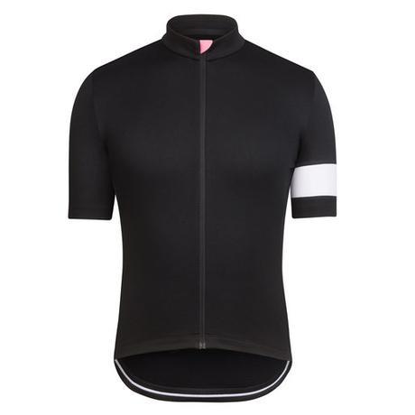 Después de 12 años de su lanzamiento, Rapha actualiza su maillot Classic con muy interesantes características Después de 12 años de su lanzamiento, Rapha actualiza su maillot Classic con muy interesantes características
