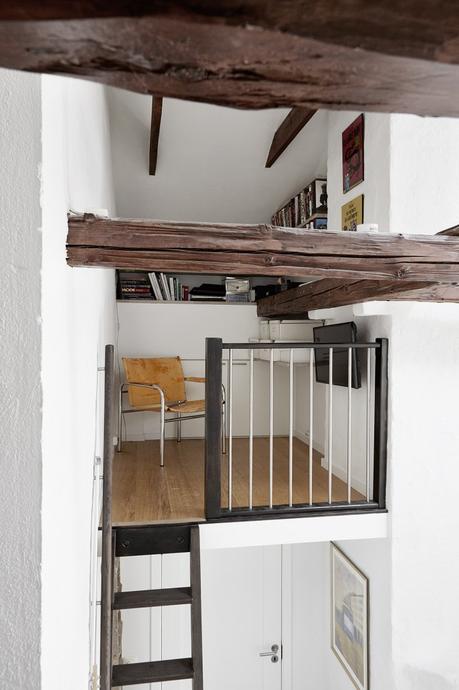 Vigas de madera chimenea y recovecos pisos suecos decoración estilo rústico estilo nórdico moderno espacios diáfanos decoración interiores decoración áticos dúplex cocinas modernas 