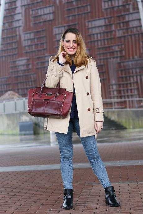 Outfit para los días de lluvia con gabardina