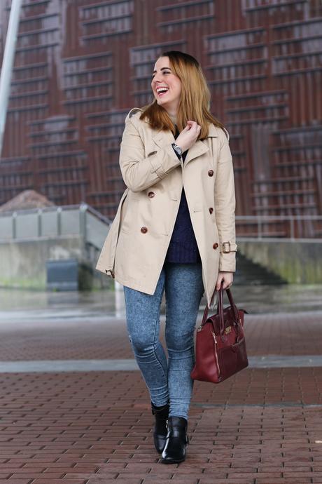 Outfit para los días de lluvia con gabardina