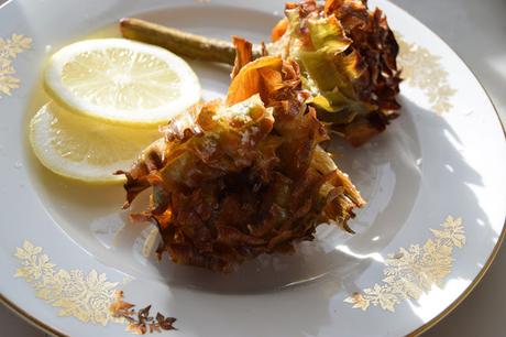 Carciofi alla giudea o alcachofas enteras fritas al estilo judeo-romano