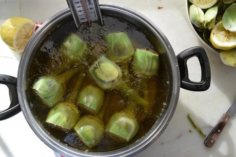 Carciofi alla giudea o alcachofas enteras fritas al estilo judeo-romano