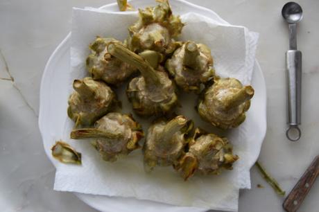 Carciofi alla giudea o alcachofas enteras fritas al estilo judeo-romano