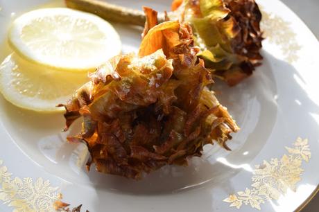 Carciofi alla giudea o alcachofas enteras fritas al estilo judeo-romano