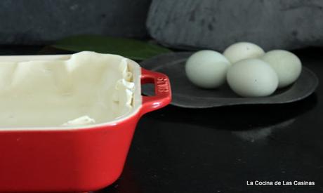 Huevos Verdes de Turón en Pastel de Hojaldre con Bonito del Norte, Bechamel y Espinacas