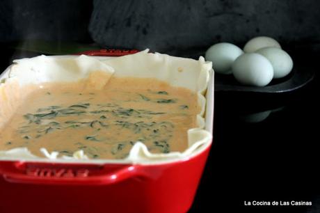 Huevos Verdes de Turón en Pastel de Hojaldre con Bonito del Norte, Bechamel y Espinacas