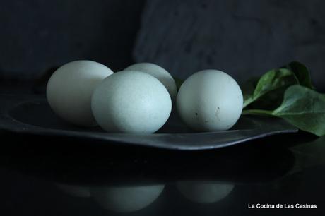 Huevos Verdes de Turón en Pastel de Hojaldre con Bonito del Norte, Bechamel y Espinacas