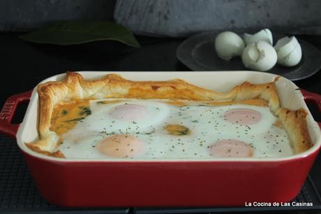 Huevos Verdes de Turón en Pastel de Hojaldre con Bonito del Norte, Bechamel y Espinacas