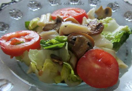 ENSALADA TEMPLADA DE BACALAO AHUMADO, CHAMPIÑONES Y PASTA