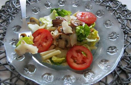 ENSALADA TEMPLADA DE BACALAO AHUMADO, CHAMPIÑONES Y PASTA