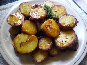 Ensalada de papas o batatas calientes saboreadas con miel - Warm Potato Salad with Honey Dressing.
