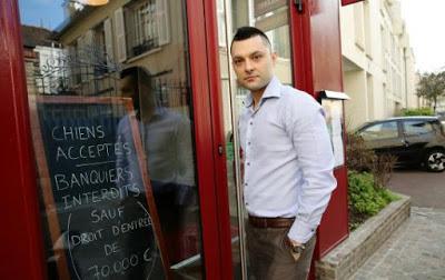 Un restaurante francés prohíbe la entrada a los banqueros y permite la entrada a perros.