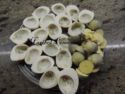 Huevos rellenos con mejillones en escabeche y surimi.