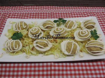 Huevos rellenos con mejillones en escabeche y surimi.