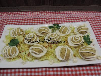 Huevos rellenos con mejillones en escabeche y surimi.