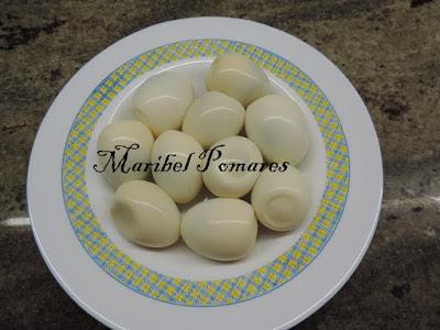 Huevos rellenos con mejillones en escabeche y surimi.